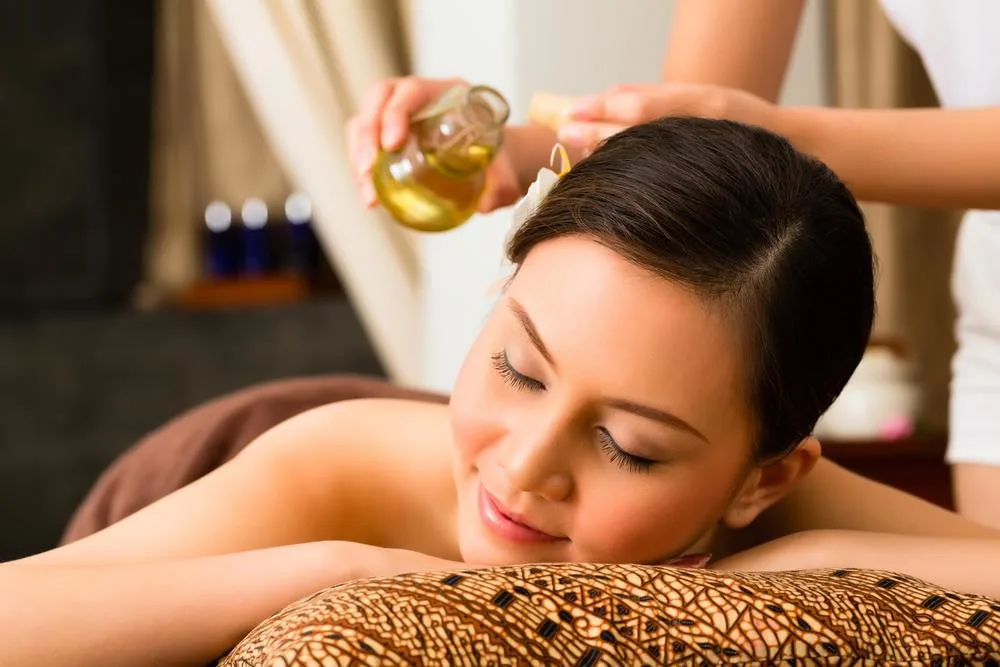 Chinesische Frau bei Wellness-Massage mit ätherischen Ölen