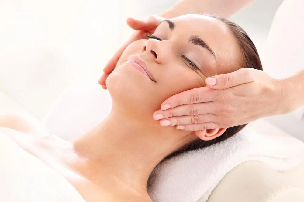 Glückliche Frau beim Masseur