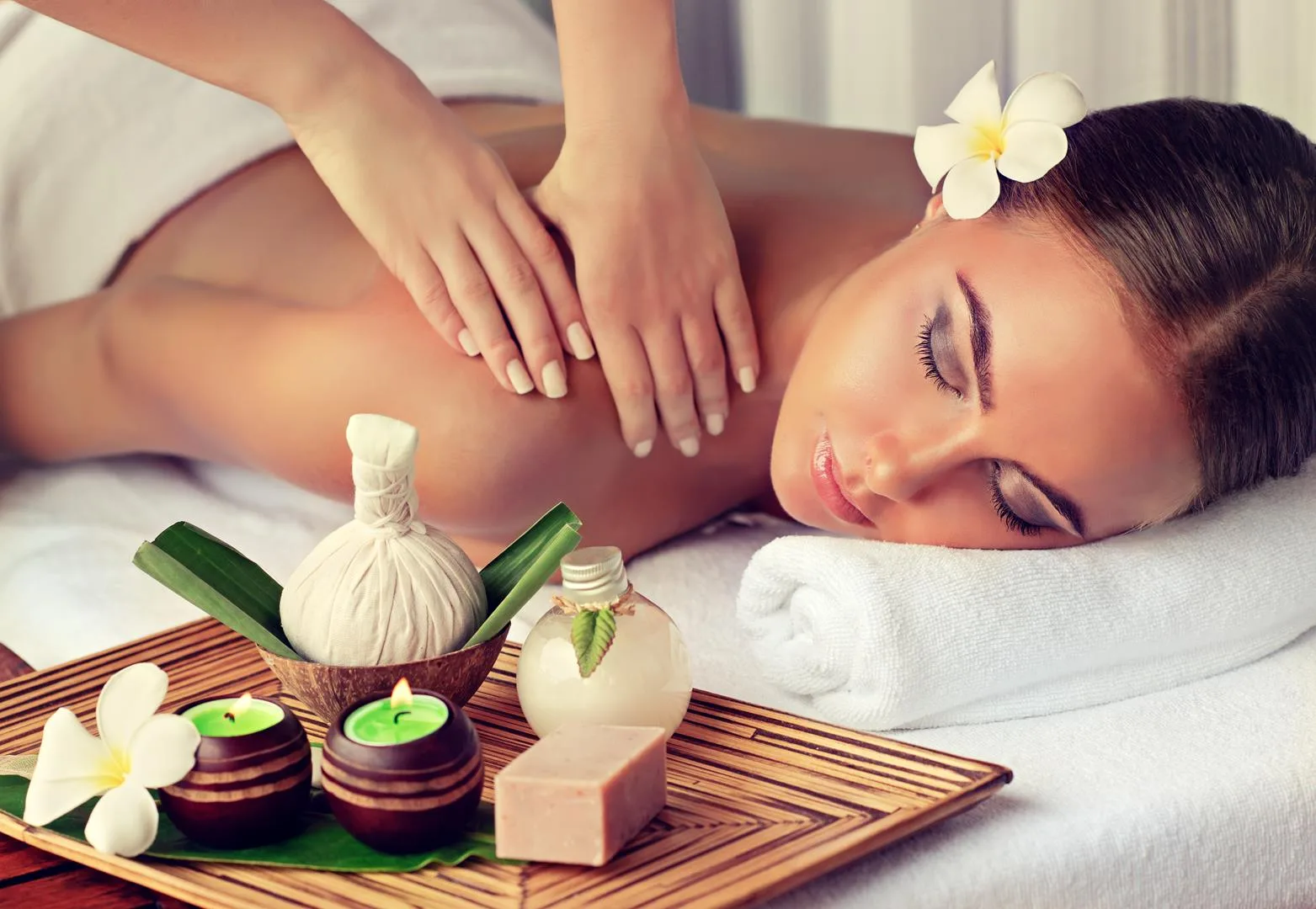 Körperpflege. Spa Körper Massage Behandlung. Frau mit Massage im Spa-Salon