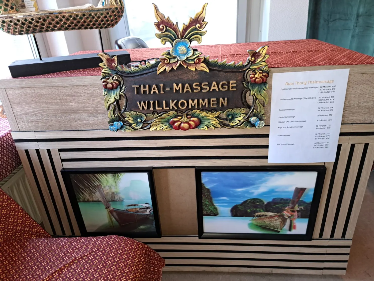Ruai Thong Thai Massage - Empfangsbegrüßung und Bilderrahmen