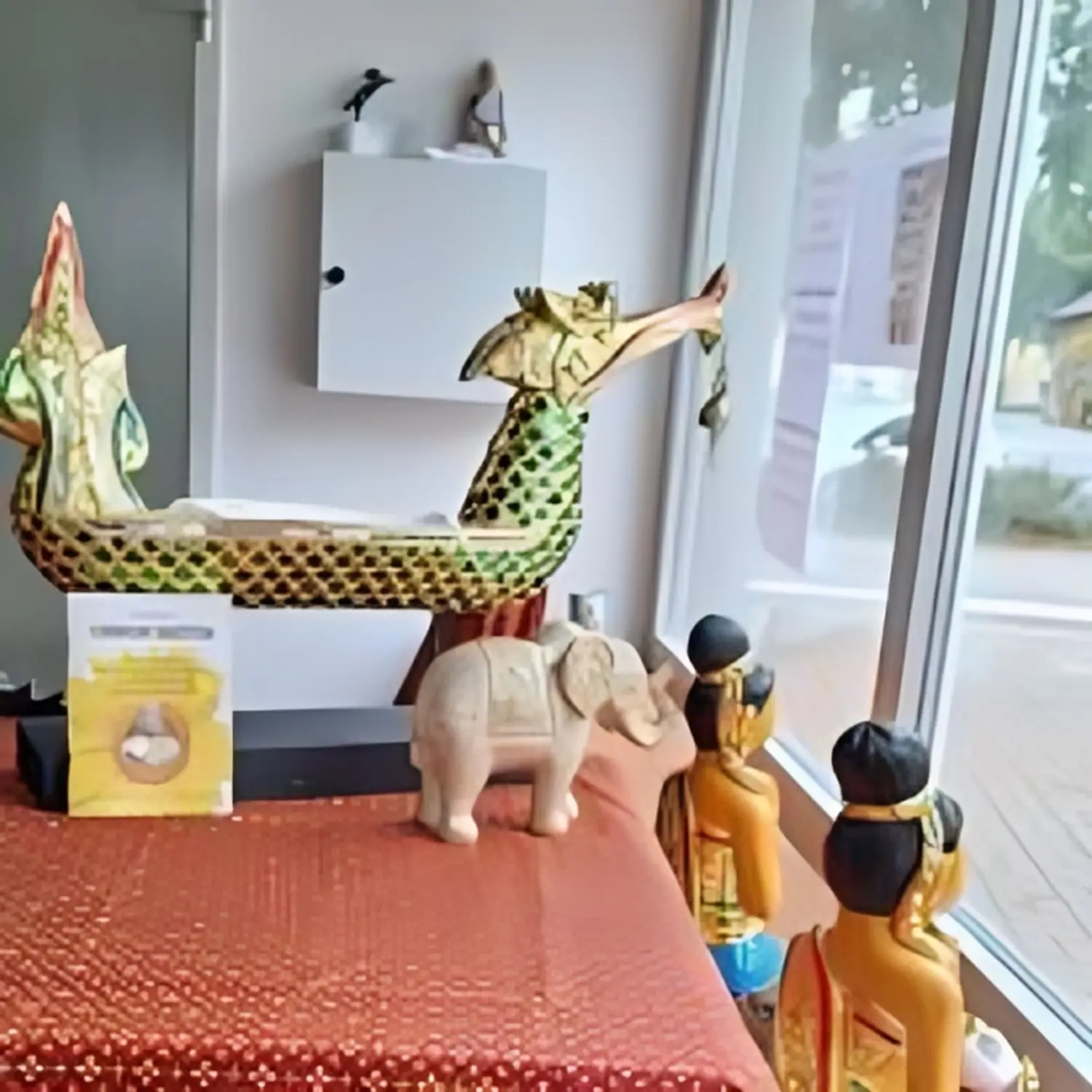 Ruai Thong Thai Massage - Rezeption Tischdekoration Stücke