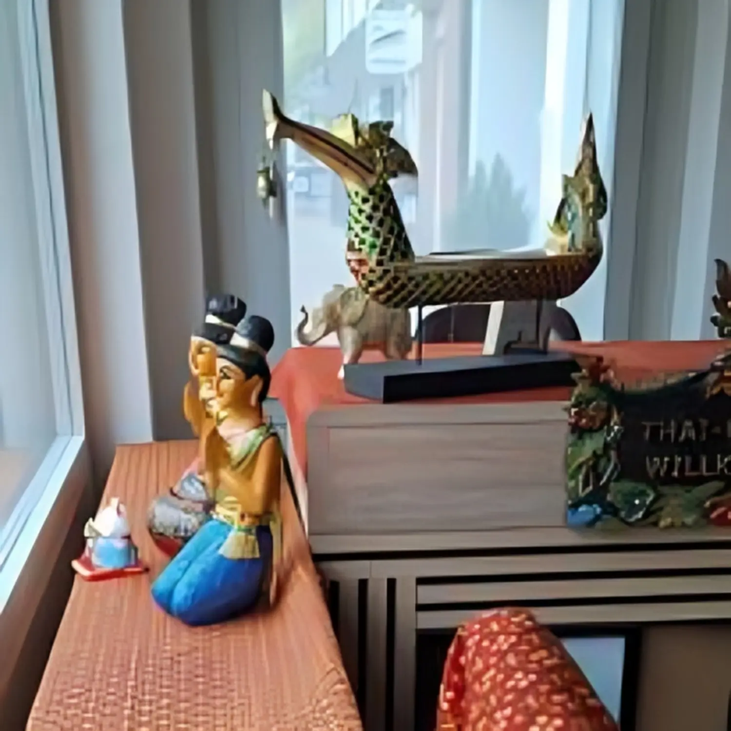Ruai Thong Thai Massage - Rezeption Tischdekoration Stücke