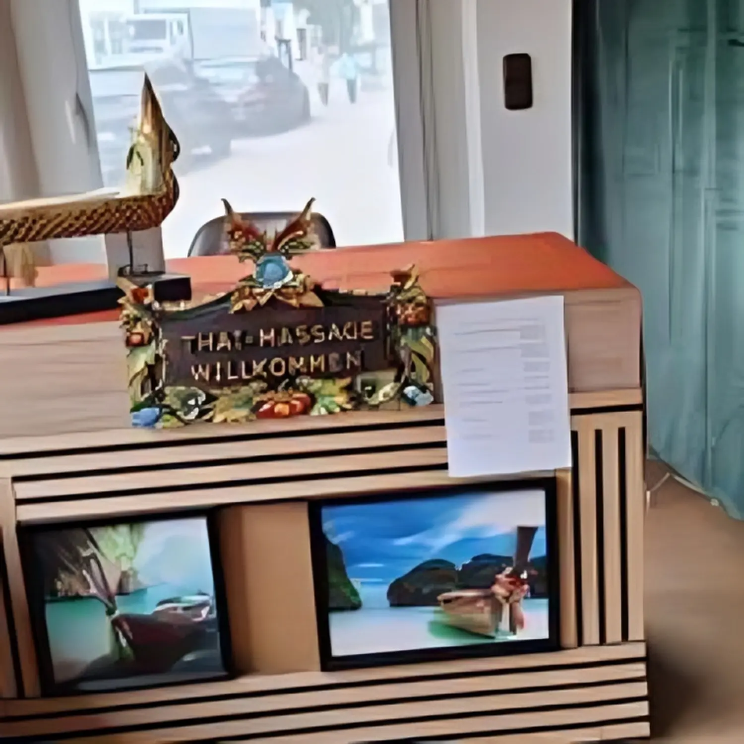 Ruai Thong Thai Massage - Empfangsbegrüßung und Bilderrahmen